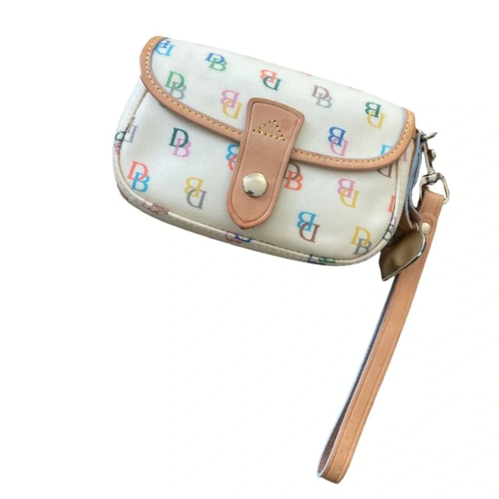 Dooney & Bourke reposhing this